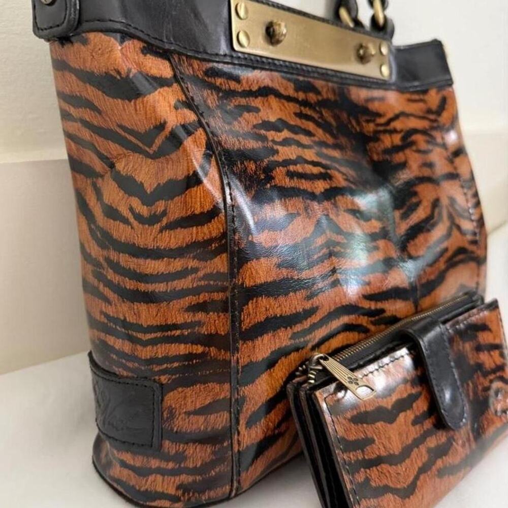 Patricia Nash Tiger Print Bag & Marching Wallet - Picture 2 of 8